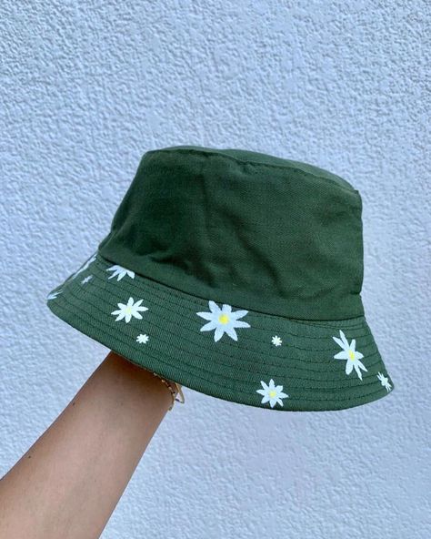 Bucket Hat Upcycle, Bucket Hat Custom, Embroidery On Bucket Hat, Bucket Hat Embroidery Ideas, Painting Hats Ideas, Bucket Hat Painting Ideas, Bucket Hat Design Ideas, Hat Paintings Ideas, Painted Bucket Hat