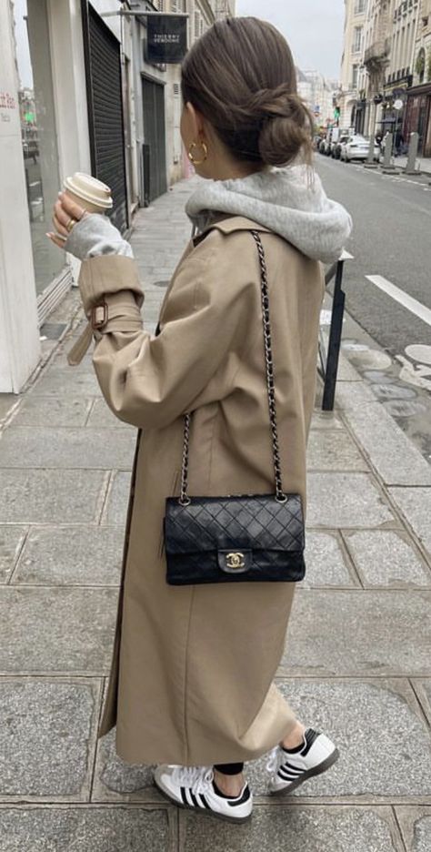 Burberry Coat Outfit, Chic Airport Outfit, Camel Outfit, Perfect Travel Outfit, Sunday Clothes, Post Partum Outfits, Spicy Tuna, Stylish Pants, Spring Inspiration