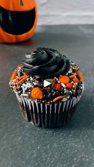 5.5K views · 111 reactions | 🧡🧁🖤🧁🧡🧁🖤🧁🧡🧁🖤 #sprinkles #halloween #cupcakes #buttercream #cakedecorating #fall | Treat Yourself Cakery | Treat Yourself Cakery · Original audio Pumpkin Cupcakes, Halloween Cupcakes, Black Halloween, Halloween Recipes, Halloween Fall, 1k Views, Cupcakes Decoration, Halloween Treats, Fall Autumn