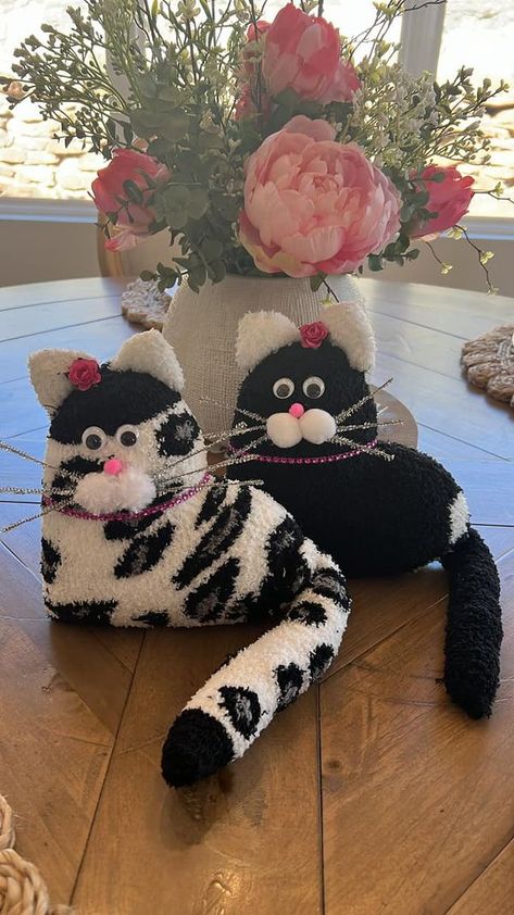 Dollar Tree Cat Ideas, Sock Cat, Diy Sock Toys, Washcloth Animals, 4h Projects, Tree Heart, Diy Cat Toys, Sock Toys, Cat Couple