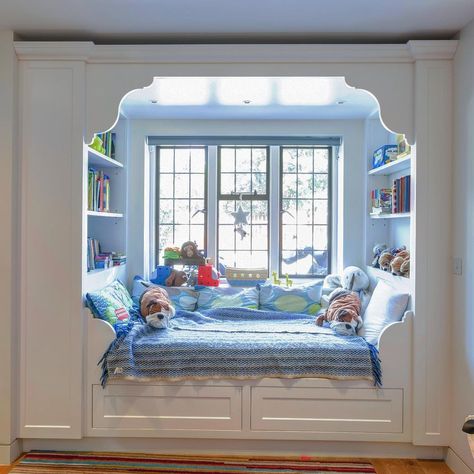 Daybed Playroom, Playroom Daybed, Cama Closet, Window Seat Ideas, Built In Bookcases, Alcove Bed, Attic Bed, Bed Nook, Built In Bed