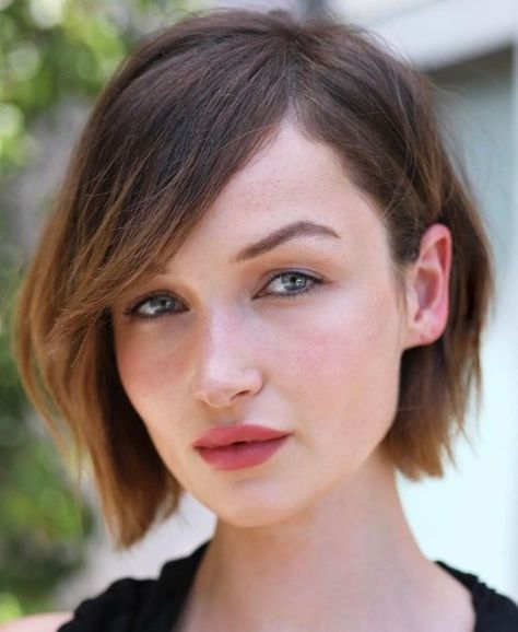 Short Angled Bobs, Long Side Bangs, Haircut For Square Face, Side Bangs Hairstyles, Square Face Hairstyles, Fine Straight Hair, 2023 Hair, Bob Haircut With Bangs, Angled Bob