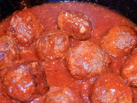 Beer Meatballs Crockpot, Beer Meatballs, Party Sides, Crockpot Dinners, Crock Pot Meatballs, Food Meat, Party Recipes, Slow Cooked, Low Fat Recipes