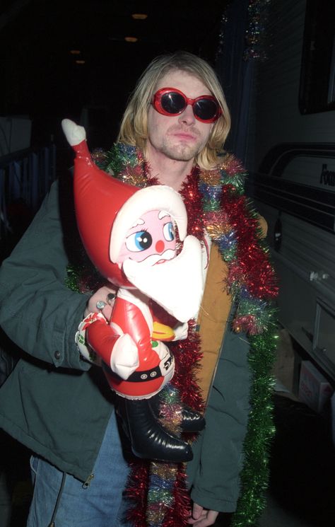 Merry Christmas from Kurt (December 1993, Seattle) Curco Vein, Kurt Cobain Photos, Kurt And Courtney, Donald Cobain, Krist Novoselić, Nirvana Kurt Cobain, Nirvana Kurt, Smells Like Teen Spirit, Red Sunglasses