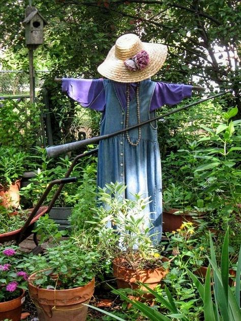 Garden Scarecrow Ideas, Garden Scarecrow, Garden People, Scarecrow Ideas, Scarecrows For Garden, Scare Crow, Garden Whimsy, Cottage Gardens, Deco Floral