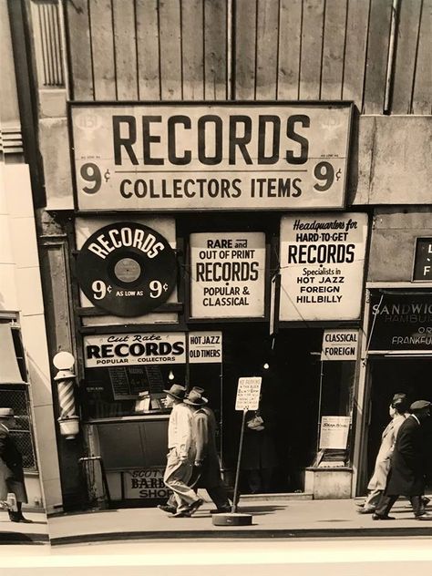 Alte handgemalte Schilder eines Record Stors Vinyl Record Shop, Vinyl Store, Old Records, Robert Doisneau, Fotografi Vintage, Music Pictures, Rca Records, Record Shop, Old Music