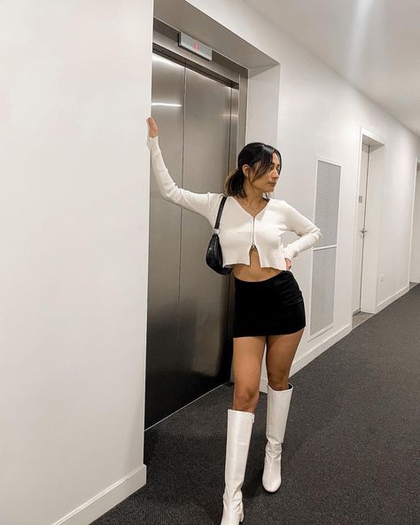 Black Leather Mini Skirt Outfit, Black Skirt White Top, White Mini Skirt Outfit, Leather Mini Skirt Outfit, Nye 2024, Sza Concert, Ig Poses, White Boots Outfit, White Jean Skirt