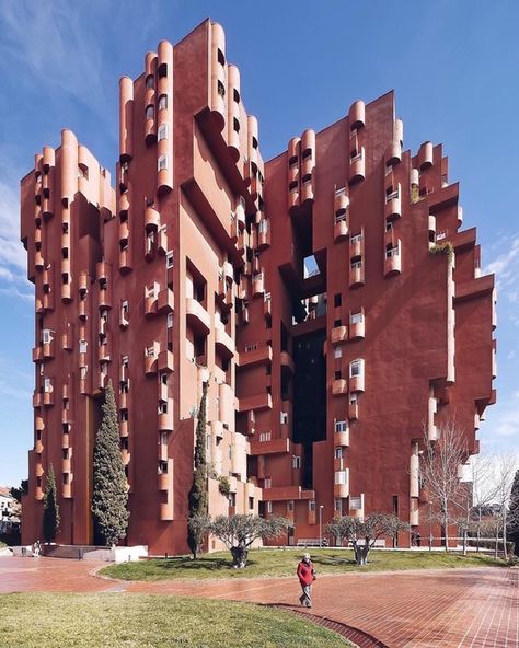 23 Amazing Places in Barcelona's Best Architecture City Guide | ArchDaily Architect Jobs, Architecture Cool, Barcelona Architecture, Ricardo Bofill, Visit Barcelona, Barcelona City, Santiago Calatrava, Antoni Gaudi, Structure Architecture