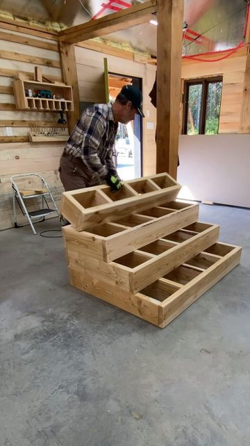 Build Stairs Diy, Stairs Without Stringers, Diy Step Ladder, Simple Stairs, Diy Stairs Outdoor, Workshop Hacks, Cottage Stairs, Pallet Stairs, Grandma House