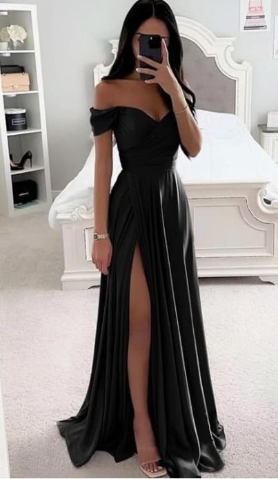 Dresses For Prom Black, Black Classy Prom Dress, Matric Ball Dresses, 30 Aesthetic, Plain Dresses, Glitter Dresses, Black Formal Gown, Dress Outfits Party, Dresses Sequin