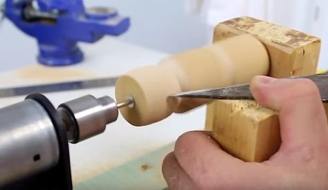 Make a DIY mini lathe at home yourself! Diy Wood Lathe, Diy Lathe, Woodworking Lathe, Wood Turning Lathe, Intarsia Woodworking, Woodworking Box, Lathe Machine, Lathe Projects, Woodworking Joinery