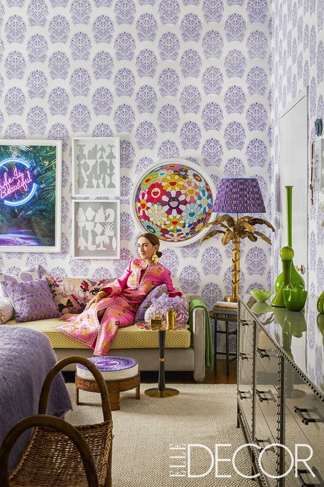 21 Rooms That Will Convince You Of The Power Of Purple - ELLEDecor.com Elle Decor Living Room, Wallpaper Feature Wall, Purple Ceiling, Wallpaper Feature, Purple Room Decor, Purple Wall Decor, Purple Living Room, Purple Bedrooms, Patterned Chair