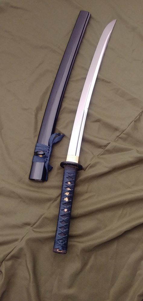 Wakizashi Swords Samurai, Dual Katanas, Tactical Swords, Pretty Knives, Hapkido, Cool Swords, Samurai Art, Samurai Swords, Cool Knives