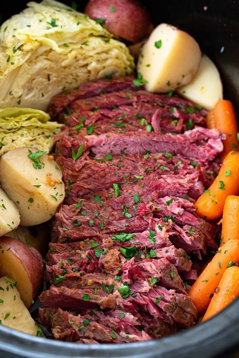 Corned Beef Recipes Slow Cooker, Baked Corned Beef, Crock Pot Corned Beef, Weekday Recipes, Homemade Corned Beef, Slow Cooker Corned Beef, Cooking Corned Beef, Beef Cabbage, Roasted Sprouts