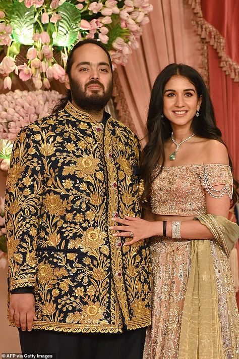 Radhika Merchant Wedding Look, Radhika Merchant Wedding, Ambani Family, Anant Ambani And Radhika Merchant, Ambani Wedding, Radhika Merchant, Kardashian Show, Luxury Wedding Gifts, Anant Ambani