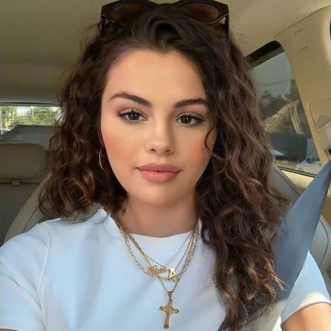 Selena Gomez Curly Hair, Selena Gomez Birthday, Selena Gomez Makeup, Selena Gomez Album, Jennifer Aniston Style, Selena Gomez Cute, Selena Gomez Photos, Selena G, Nude Makeup