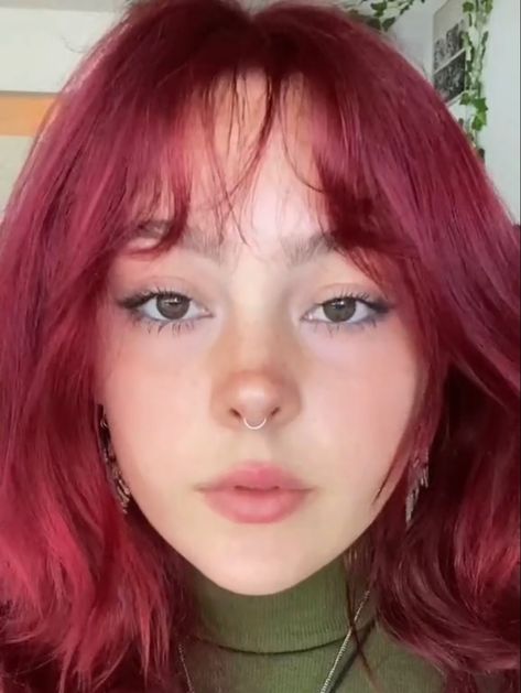 Raspberry Red Hair, Raspberry Pink Hair, Raspberry Hair Color, Red Purple Hair, Raspberry Hair, Cool Hair Designs, Hair Pale Skin, Short Grunge Hair, Violet Hair