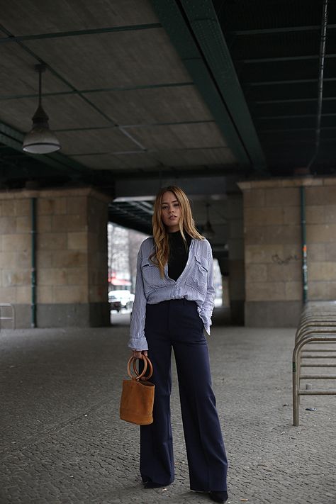 Button Down With Turtleneck, Collared Shirt Under T Shirt, Turtleneck Women Outfit, Striped Button Up Shirt Outfit Winter, Shirt With Turtleneck Under, Black Turtleneck Shirt Outfit, Button Up Over Turtleneck, Turtle Neck Under Button Up Shirt, Turtleneck Button Down Shirt