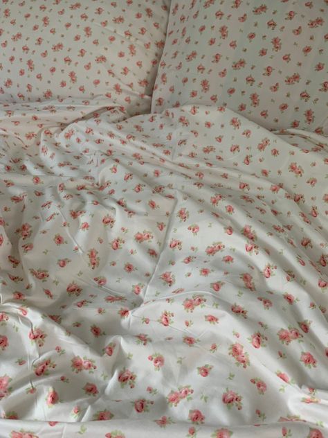 Cute Flower Bed Sheets, Strawberry Bed Sheets Aesthetic, Pink Flower Sheets Aesthetic, Trendy Bed Sheets, Floral Fitted Sheet, Twin Size Bed Aesthetic, Pink Floral Bed Sheets, Cute Sheet Sets, Flower Bed Sheets Aesthetic