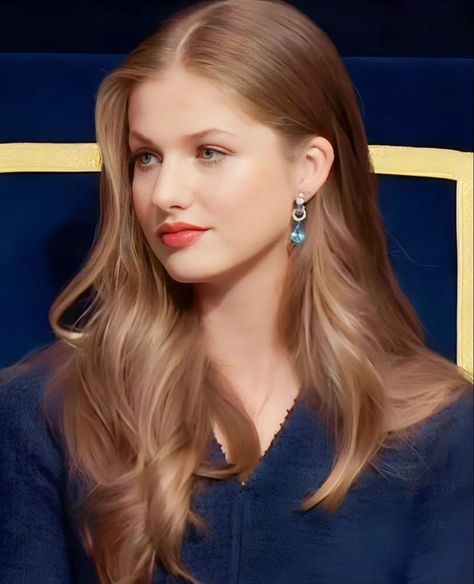 Leonor Princess, Leonor Princess Of Asturias, Royal Family Portrait, Princess Of Spain, Spanish Royalty, Asturias Spain, Beautiful Haircuts, Princess Leonor, Beauty Smile