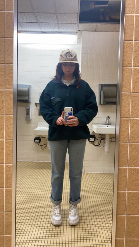 Granola Cold Outfits, Synchilla Patagonia Outfit, Gronala Girl Outfit Aesthetic, Patagonia Synchilla Outfit, Indie Granola Outfits, Granola Fleece, Thanksgiving Outfit Granola Girl, Gronala Girl Outfit, Granola Fall Outfits