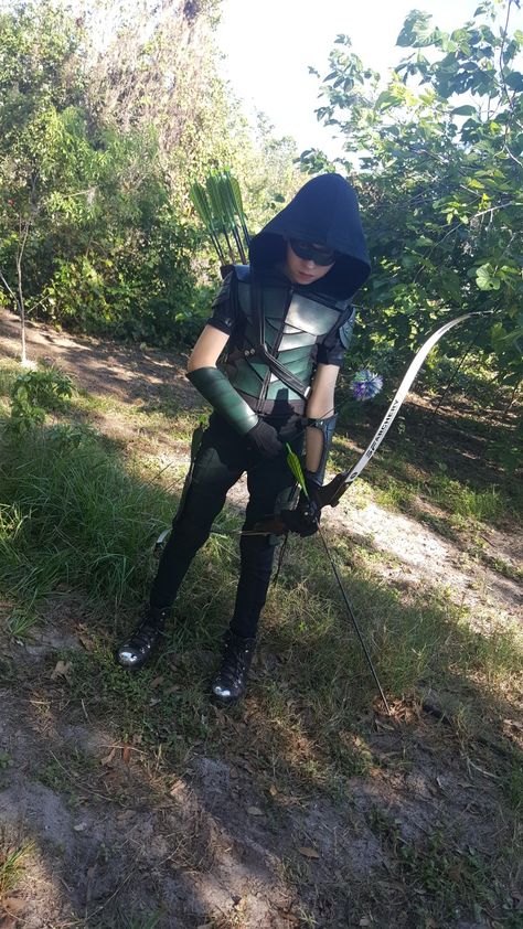 DIY Green Arrow costume for kids. Diy Archer Costume, Green Arrow Costume Kids, Green Arrow Halloween Costume, Archery Costume, Green Arrow Costume, Superhero Photoshoot, Archer Costume, Arrow Costume, Green Superhero