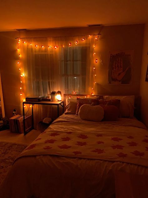 All Too Well Bedroom, October Bedroom Decor, Fall Bed Sheets Aesthetic, Fall Bedroom Inspo Aesthetic, Halloween Asethic Room, Fall Themed Room Decor, Autumn Home Interior, Fall Theme Bedroom Ideas, Fall Decor Ideas For Bedroom Cozy