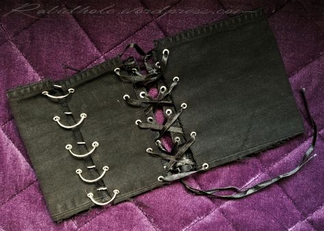 Goth It Yourself: The Corset Belt – And she stumbled down the rabid hole Corset Belt Diy, Goth It Yourself, Diy Goth Clothes, Goth Belt, Diy Gothic, Gothic Jewelry Diy, Diy Corset, Punk Fashion Diy, Belt Diy