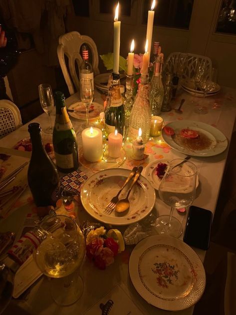 Aesthetic Fall Dinner Party, Cosy Dinner Party, Candle Lit Dinner Party Aesthetic, Candlelight Dinner Aesthetic, Candle Dinner Aesthetic, Candle Lit Birthday Dinner, Candlelit Dinner Aesthetic, Candlelight Dinner Party, Candle Lit Dinner Aesthetic