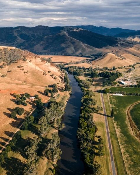 The mighty Murray River 🙌 Weave your way through national parks and into untouched bushland teeming with native wildlife just a 3 hour drive from Melbourne. 📸 via IG/dustytracksau⁠ Australian Adventures, Murray River, Reconnect With Nature, River Boat, Victoria Australia, Safe Travel, Desert Landscaping, The Mighty, Sandy Beaches