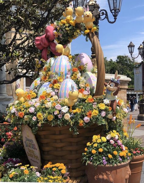 Easter Visual Merchandising, Easter Village Display Ideas, Easter Event Ideas, Easter Garden Decorations, Easter Outdoor Decorations, Easter Treat Ideas, Giant Easter Basket, Easter Kids Food, Easter Yard Decorations