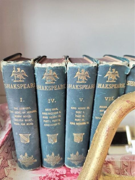 Diy Antique Book Cover, Diy Vintage Book Cover, Covering Books For Decor, Faux Books Decor Diy, Diy Antique Books, Antique Books Decor, Diy Vintage Books, Old Encyclopedias, Gothic 1