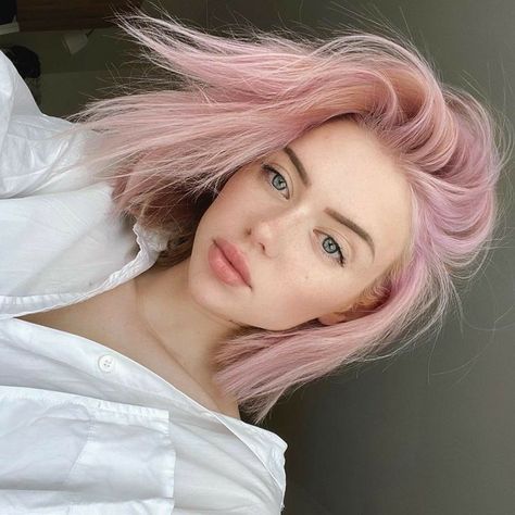 Blond Rose, Pink Short Hair, Light Pink Hair, Pink Hair Dye, Short Grunge Hair, Pastel Pink Hair, Hair Color Streaks, Dyed Blonde Hair, Hair Streaks