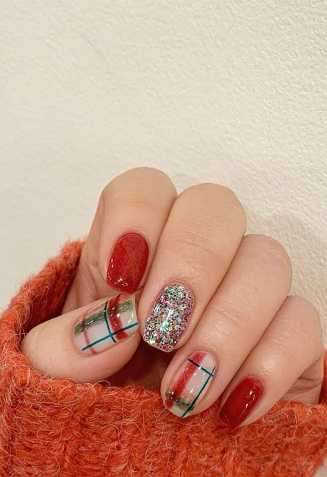 Christmas Gingham Nails, Untraditional Christmas Nails, Crismas Nails Art, Gel Nail Designs Christmas, Christian Nails, Glamnetic Nails, Acrilyc Nails, Minimalistic Nails, Swirly Nails