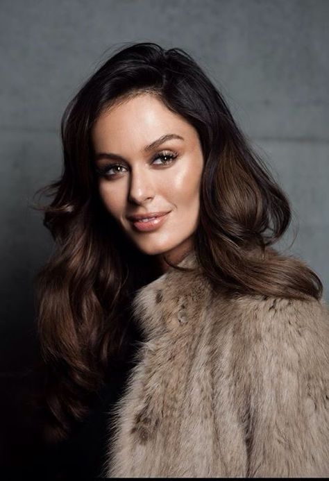 Brown wavy thick hair brunette Model Backstage, Nicole Trunfio, Thick Wavy Hair, Models Backstage, Pisces Woman, Vogue Australia, Hair Inspiration Color, Hair Envy, Gorgeous Makeup