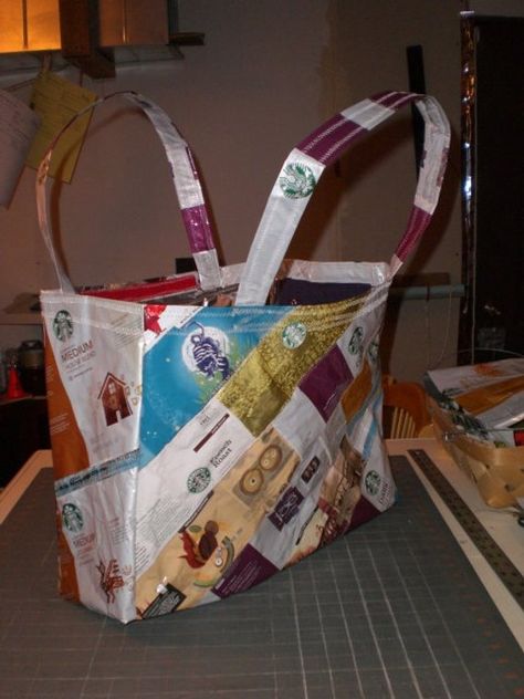 Coffee Bag Crafts, Recycled Coffee Bags, Feed Bag Tote, Tote Tutorial, Feed Bag, Plastic Fabric, Coffee Bags, Capri Sun, Feed Bags