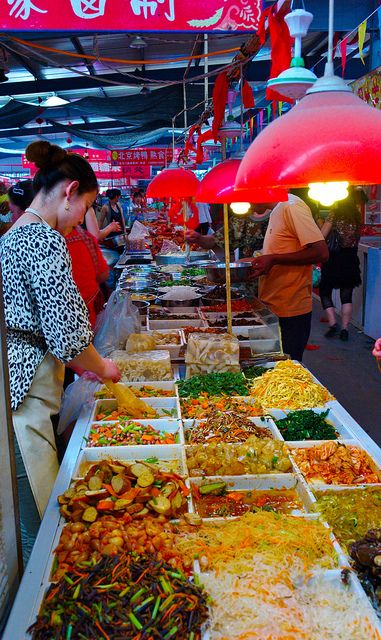 Chinese Street Food, Dalian China - Looks Gorgeous :) #chinese #Food #etable Dalian China, Street Food Around The World, World Street Food, Chinese Street Food, Street Food Market, World Street, Street Vendor, Terra Nova, Street Vendors