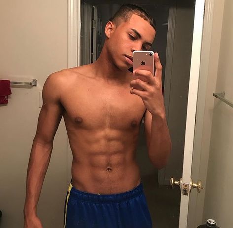 Darrin Jones, Boy Selfie, One Direction Louis Tomlinson, Physique Goals, Relationship Goals Videos, Lightskinned Boys, One Direction Louis, Goals Videos, Dreadlock Hairstyles For Men