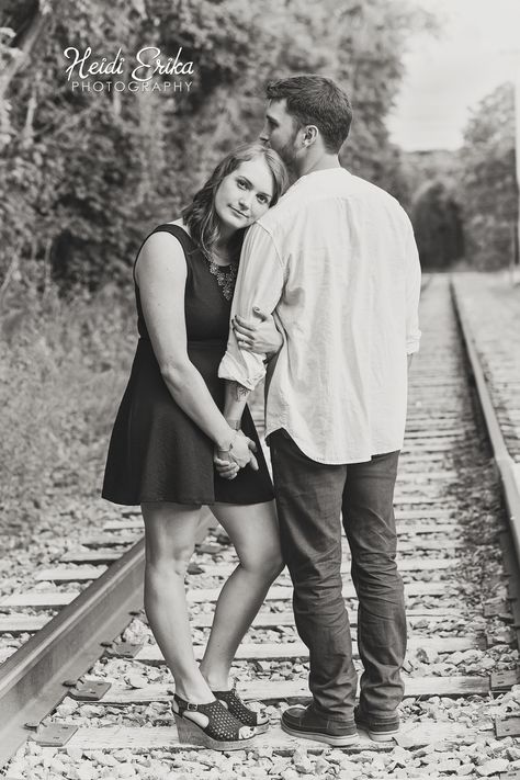 Railroad Photography Couples, Railroad Track Photoshoot Couple, Railroad Couple Photoshoot, Railroad Photoshoot Ideas, Railway Photoshoot, Railroad Photoshoot, Train Tracks Photography, Couple Senior Pictures, Homecoming Pictures