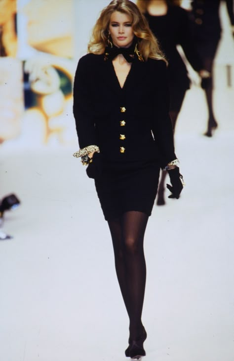 Runway Fashion Chanel, Vintage Runway Fashion, 90’s Outfits, 90s Runway Fashion, Runway Fashion Couture, Vintage Runway, Original Supermodels, Mode Chanel, Claudia Schiffer