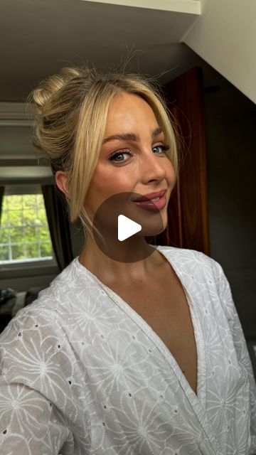 Chloe Rose Moutter on Instagram: "My go-to messy bun up-do as a wedding guest or hair inspo  for any upcoming occasion 🙆🏼‍♀️   • •  #hairtutorial #weddingguest #messybun #updohairstyles #weddingupdo" Messy Bun Wedding Guest Hair, How To Do A Messy Updo, Going Out Updo, Diy Up Do, Wedding Guest Hair Up Do, Messy Bun Short Hair Tutorial, Short Hair Wedding Guest, Hair For Wedding Guest, Wedding Guest Hair Up