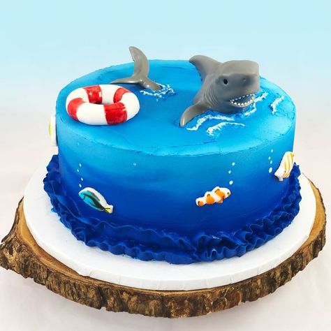 Shark Cake Ideas, Shark Themed Cakes, Buttercreme Frosting, Grape Cake, Ocean Birthday Cakes, Birthday Cake And Cupcakes, Birthday Cake Cupcakes, Fish Cake Birthday, Shark Birthday Cakes