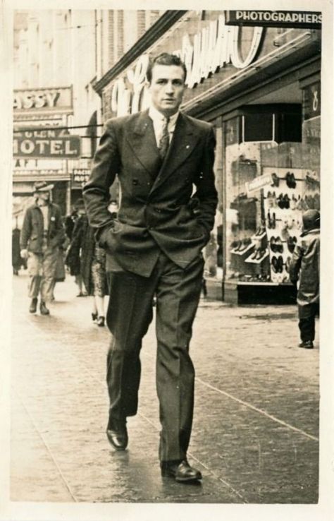 Cool Snapshots That Defined Men's Fashion in the 1940s ~ Vintage Everyday 1940s Mens Fashion, 1950s Mens Fashion, Vintage Suit Men, Vintage Outfits Men, Mens Fashion Vintage, 1950s Mens, 강아지 그림, Vintage Mens Fashion, Vintage Suits