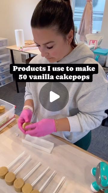 Rachel Laukala on Instagram: "Want to know everything I use to make 50 vanilla cakepops?!  Comment “pops” below and I’ll send it right to your inbox! ⬇️  Follow @cakepopsbyrachel for more tips!  #cakepops #cakepop #cakepopsbyrachel #birthdaycakepops #cakeonastick  #cakesicle #maplevalley #seattlecakepops #seattledesserts #wasmallbusiness #cottagebakery #cottagebaker #homebaker #homebakery #cakepoptutorial #cakepopclasses" Cakepop Ideas Decoration, Cake Pop Selling, Pretty Cake Pops, Cake Pop Small Business, Cakesicle Display Ideas, Unique Cake Pops Ideas, Cake Mix Cake Pops, Muffins Decoration Ideas, How To Make Cakepops Easy