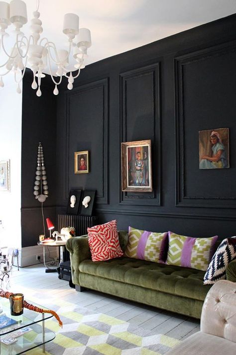 Eclectic Decor Inspiration, Black Feature Wall, Airy Room, Decor Studio, Black Living Room, Dark Walls, Dark Interiors, Decor Minimalist, A Living Room