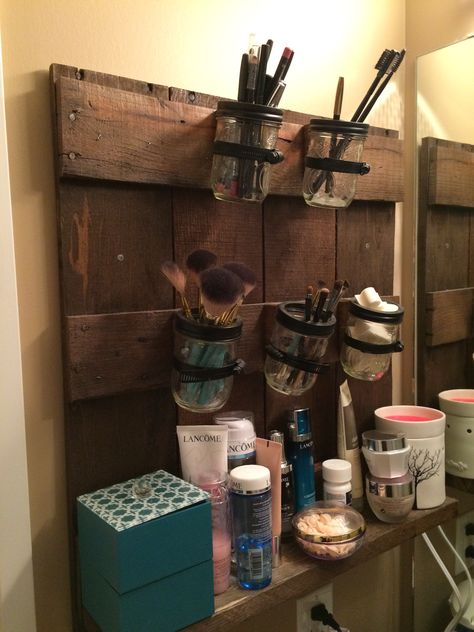 Pallet and mason jar makeup shelf for bathroom Diy Makeup Shelf, Makeup Shelf Ideas, Pallet Organizer, Pallet Bathroom Shelf, Organize Hacks, Vanity Goals, Bathroom 2022, Shelf Makeup, Makeup Shelf