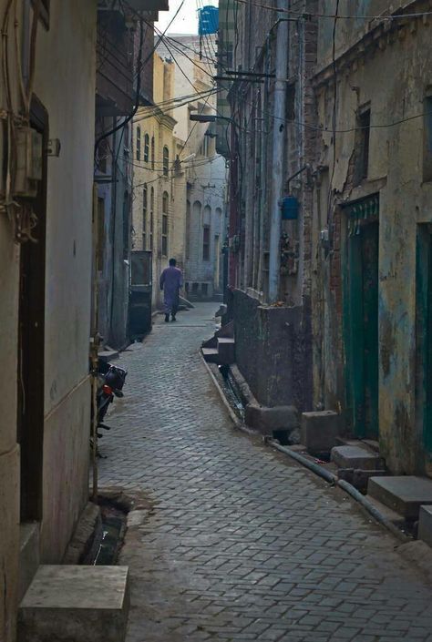 A street view in Lahore, Evening time Androon Lahore Aesthetic, Androon Lahore, Pakistani Architecture, Pakistan Pictures, Arab Aesthetic, Art Homework, South Asian Aesthetic, Street Pics, Local Milk