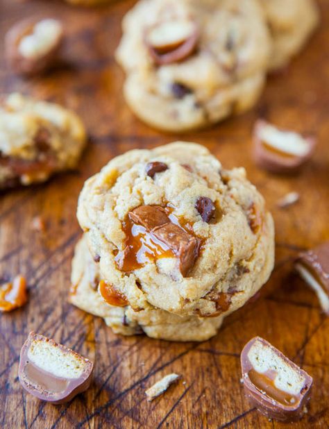 Twix Bar Chocolate Chip Cookies - My favorite soft & chewy chocolate chip cookies are even better stuffed with gooey Twix! averiecooks.com Bar Chocolate Chip Cookies, Twix Cupcakes, Cookies Dough, Making Candy, Twix Bar, Cookie Sandwich, Stuffed Cookies, I'm Fat, Gooey Caramel