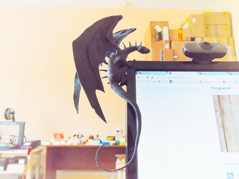 Dragon sitting on the monitor. New dragon model - http://www.thingiverse.com/thing:1541238 Dragon Model, Drukarka 3d, 3d Printer Designs, 3d Printing Diy, Maker Project, 3d Printed Objects, 3d Printer Projects, 3d Printing Pen, 3d Printing Projects