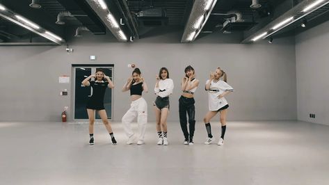 Itzy Dance Practice, Dance Practice Room, Kpop Dance Practice Outfits, Itzy Dance, Idol Life, Practice Room, Dance Outfits Practice, Practice Outfits, Dancing Aesthetic